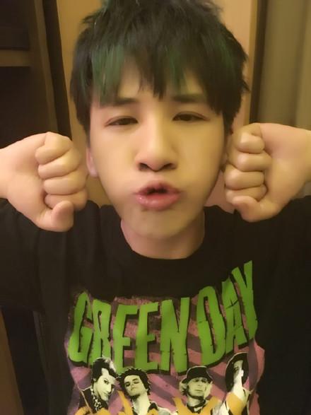 谁有大张伟的可以作壁纸的照片?交出来吧?