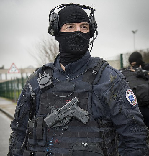 为什么大部分特工人员或保镖的手枪是藏在怀里警察或军官是别在腰间