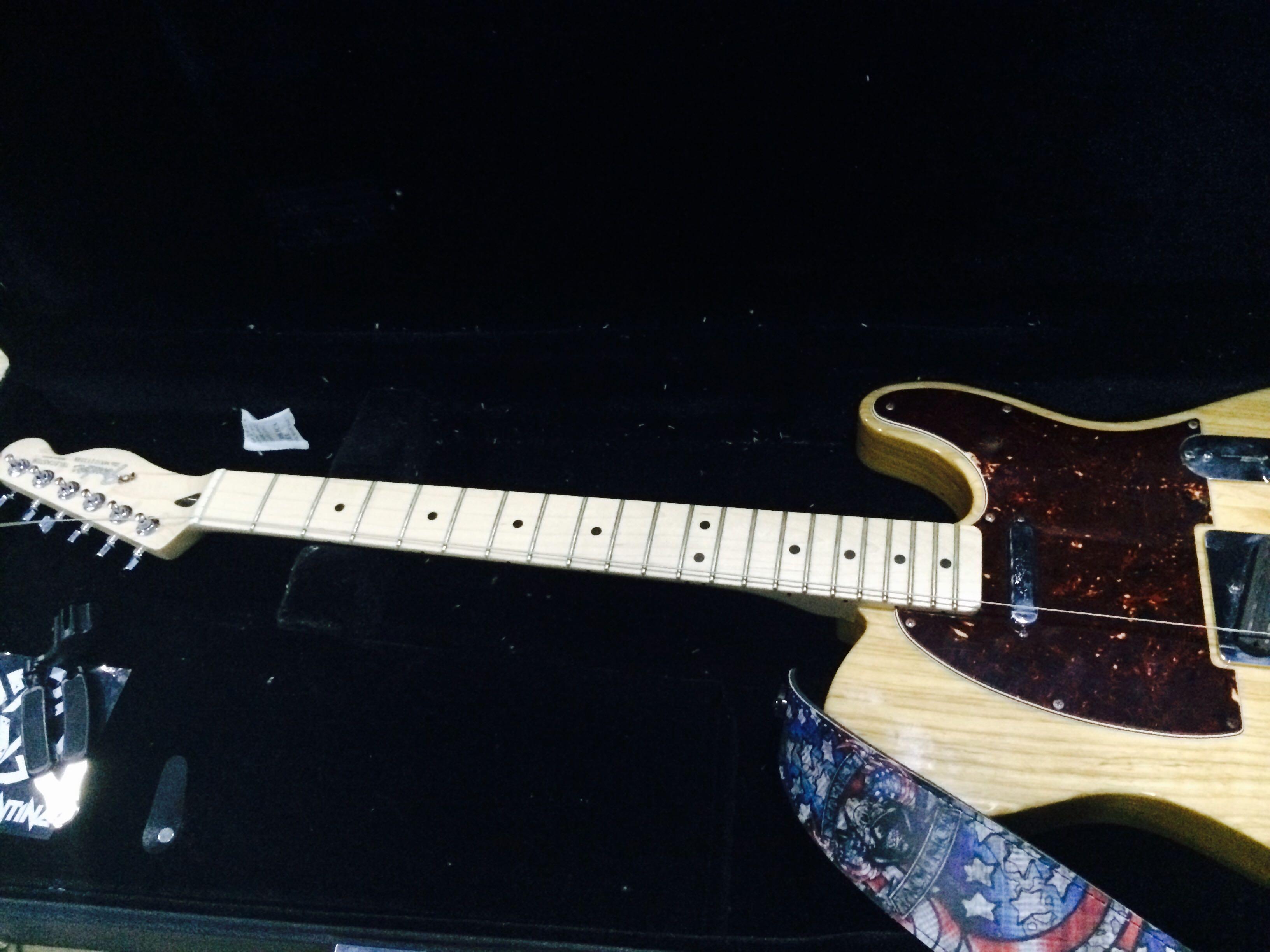 买了把白色的吉他,然而不是很喜欢,有什么方法可以装饰一下?