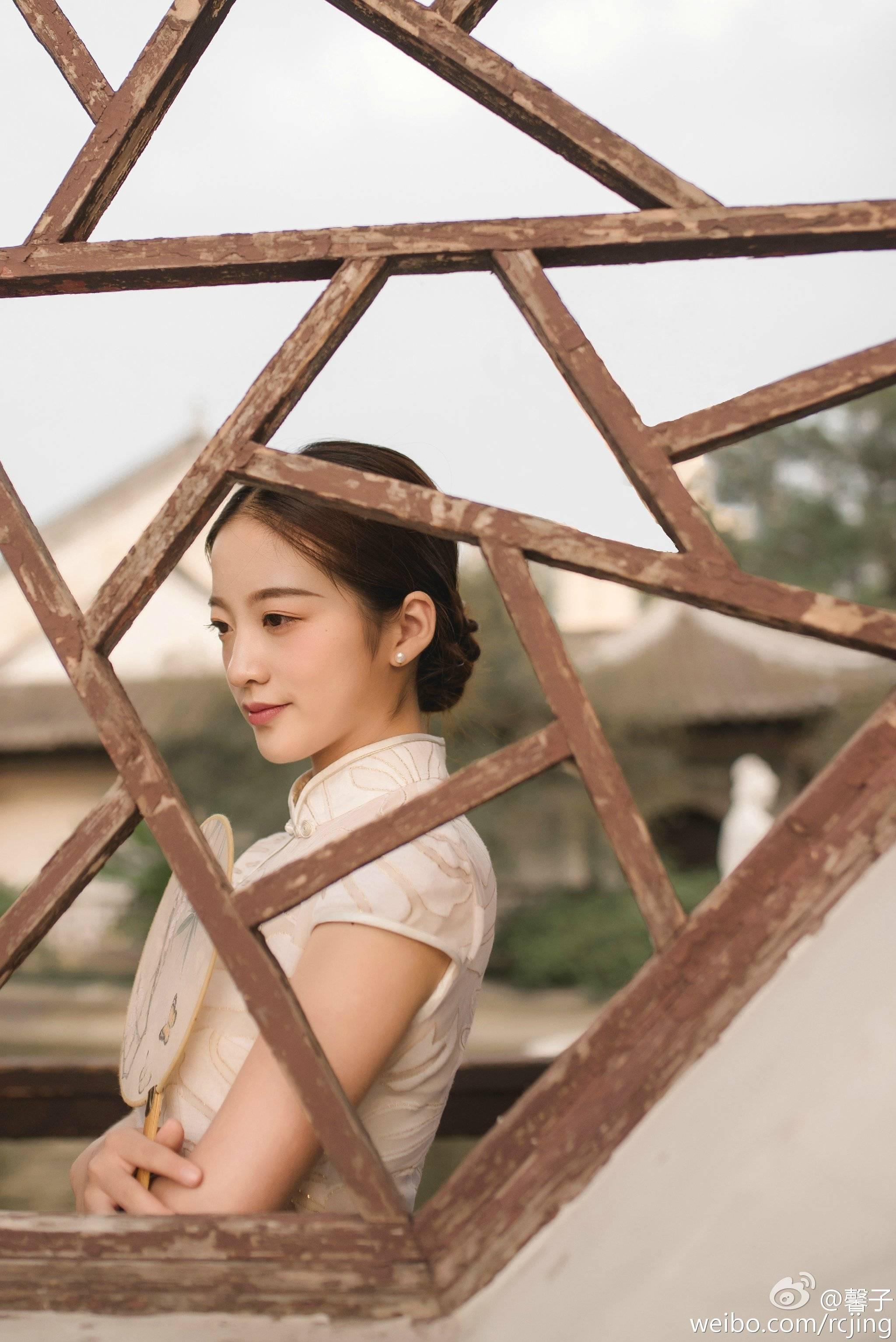 搭配旗袍的发型?