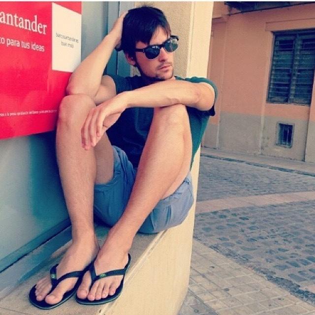 十八岁左右的男生喜欢男生穿人字拖的脚是什么心态