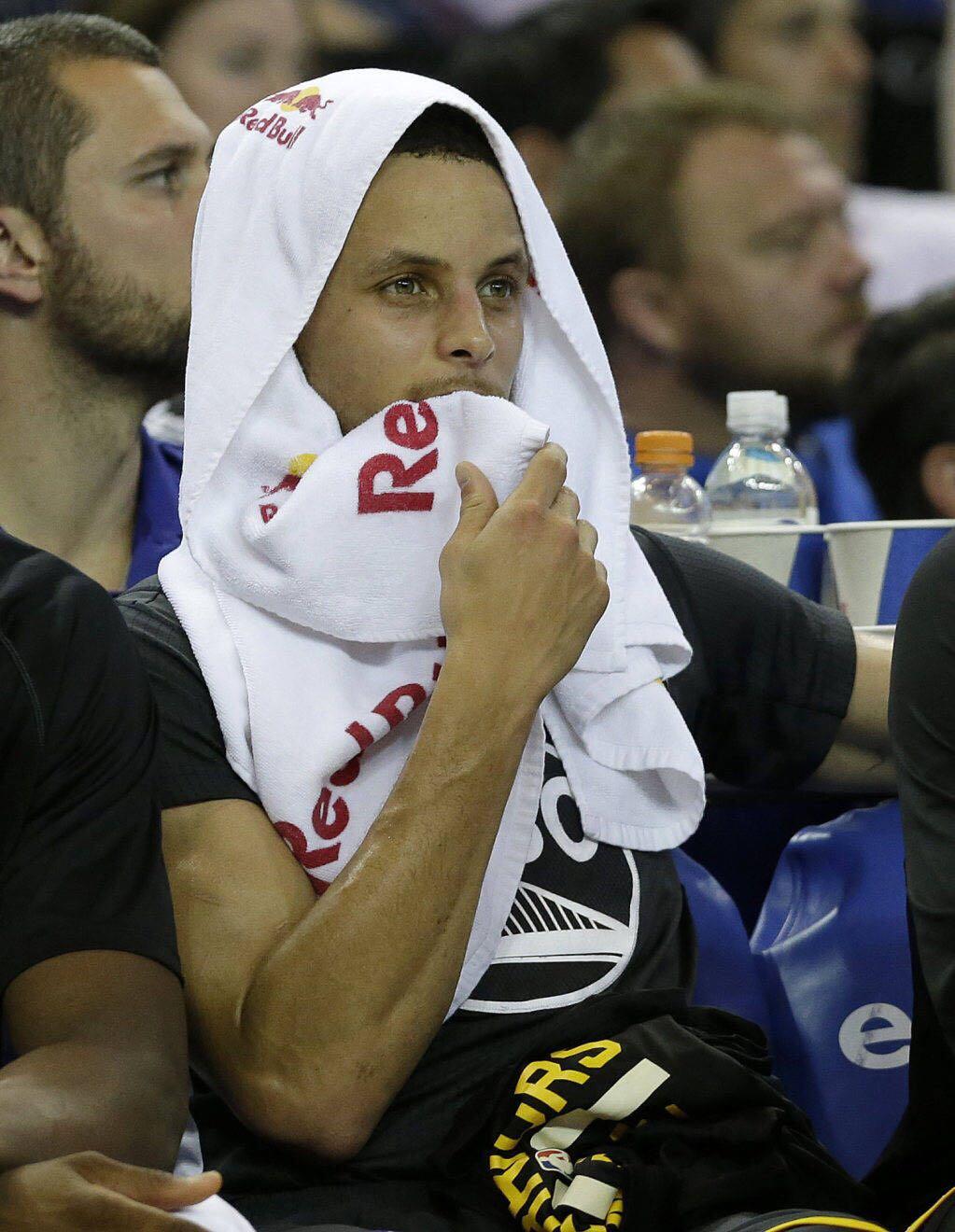 之前在微博上看过库里头披毛巾的图片美不可方物但是忘记保存了百度也