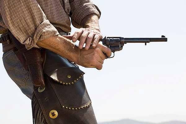 西部牛仔连续开枪时为什么要另一只手不断拍持枪的那一只手的手臂?