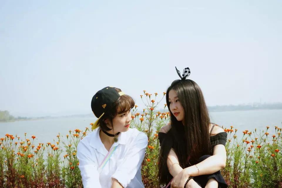 有哪些适合两个人旅游拍照的姿势