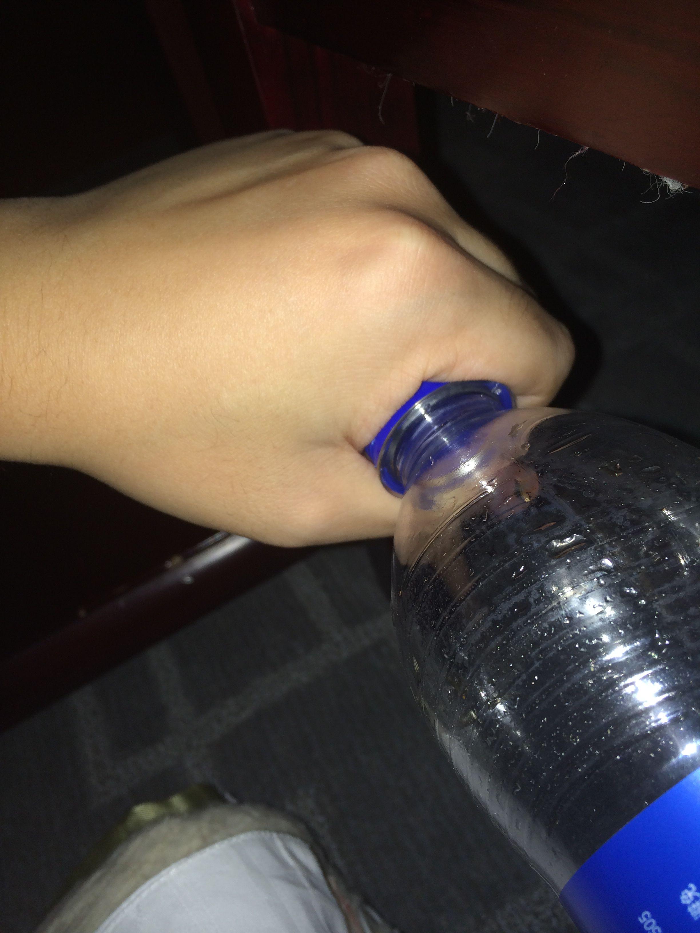 就拧开瓶盖而言向内旋和向外旋哪种方式更适合手腕发力