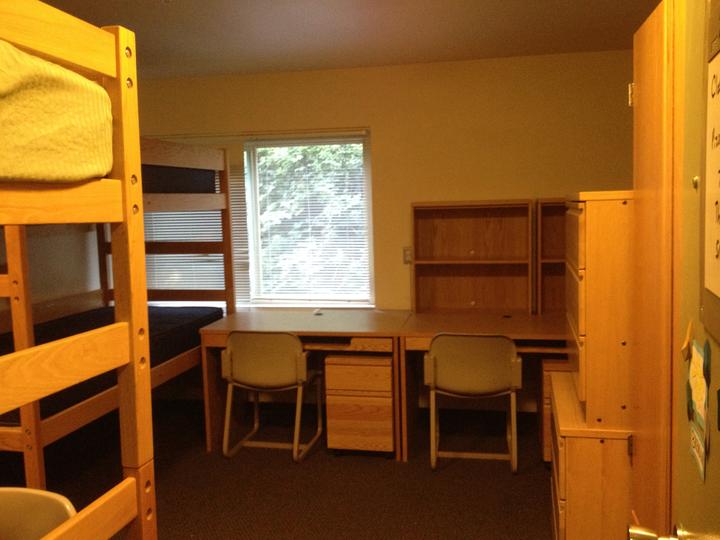 我去年暑期住过一次三人间,如图(请原谅以下的渣画质)宿舍简介本科生