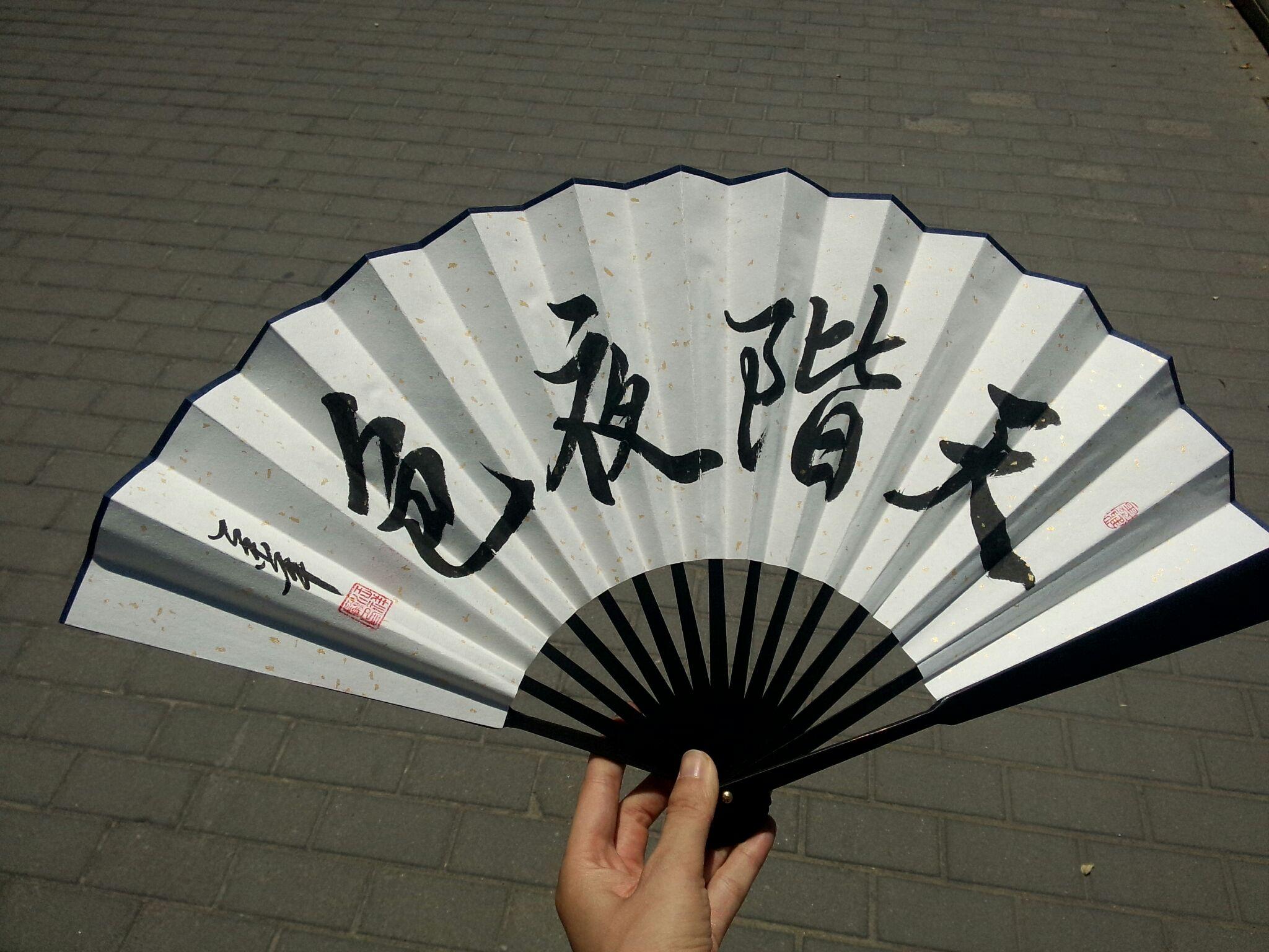 请问为什么相声和评书演员使用的扇子都是白色不带图案的? - 知乎