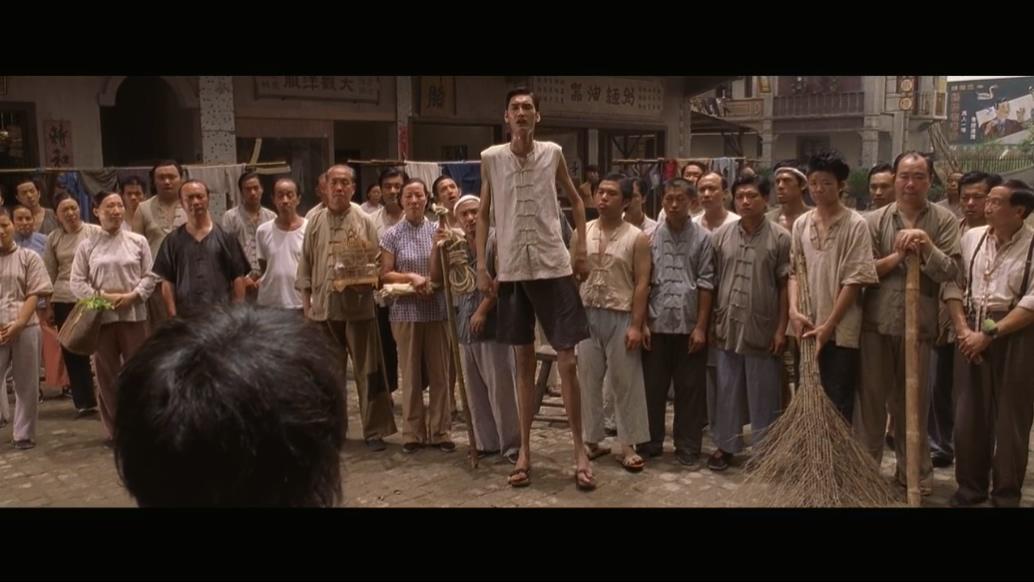 电影功夫里面卖武林秘籍的流浪汉是江湖骗子还是绝世高手
