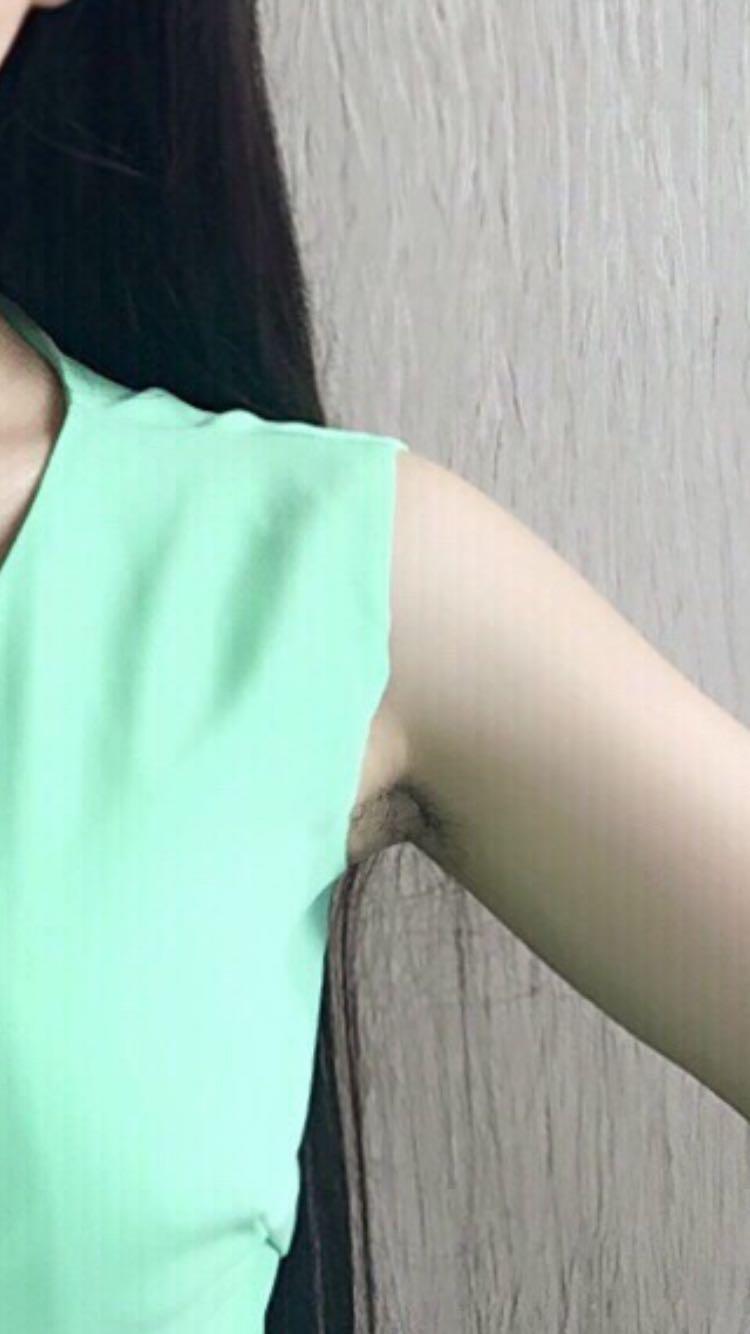 女生夏季穿脱袖儿不刮腋毛是一种什么体验