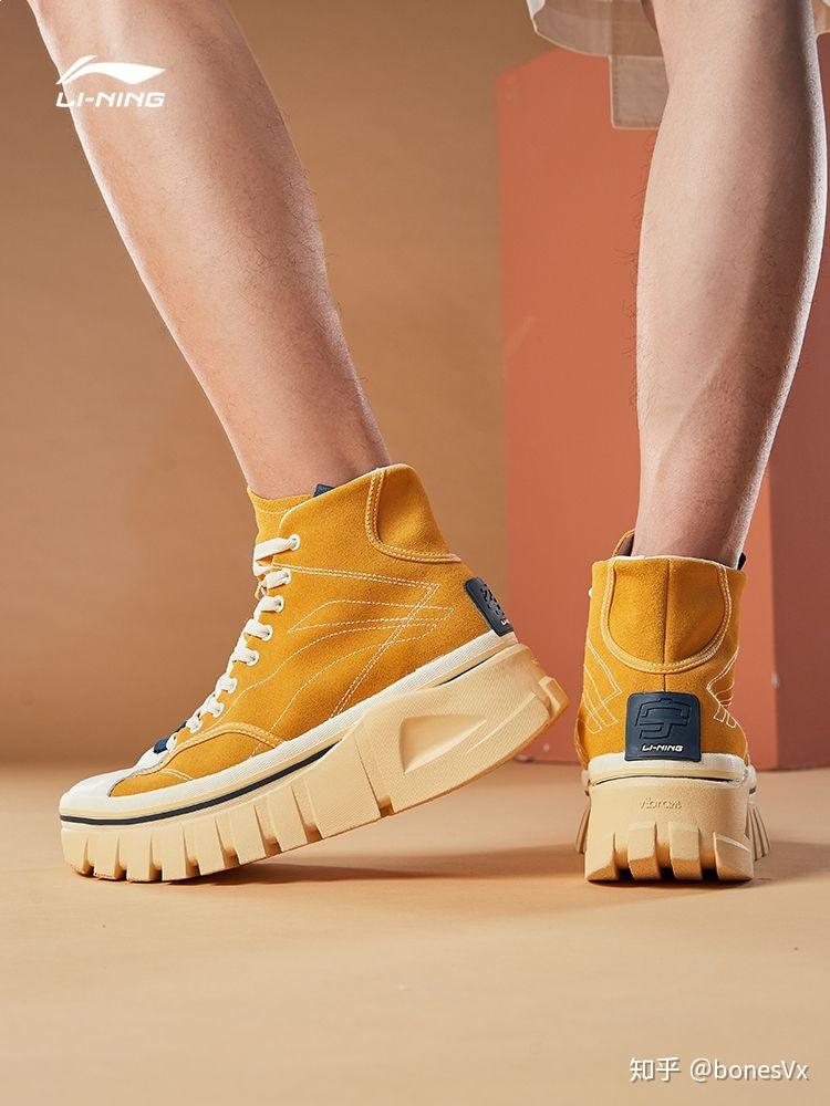 于谦大爷在幸福三重奏穿的李宁哪一款鞋情侣的那个