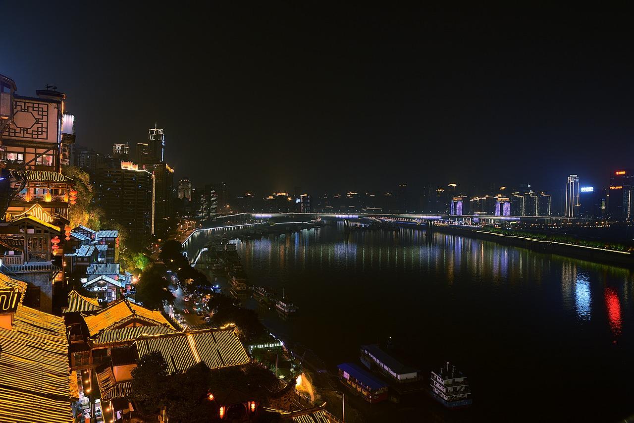 2. 贵阳夜景美食街