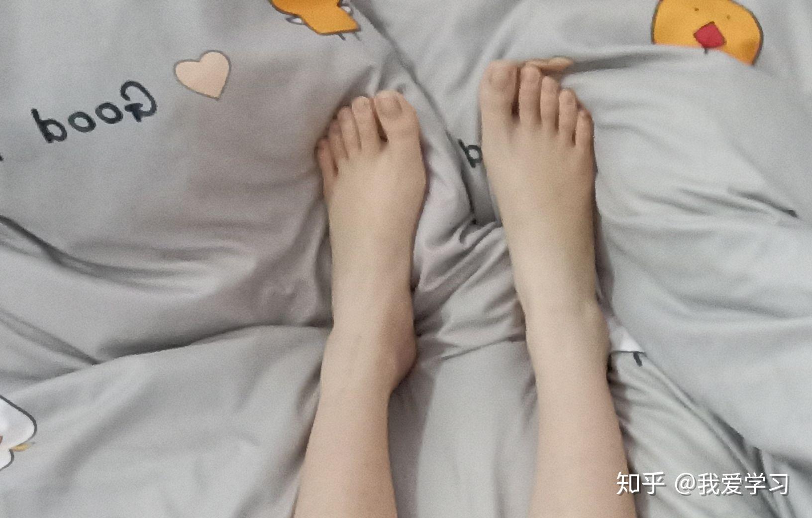 我是个严重的裸脚控兼手控,你觉得什么样的脚才算漂亮呢?