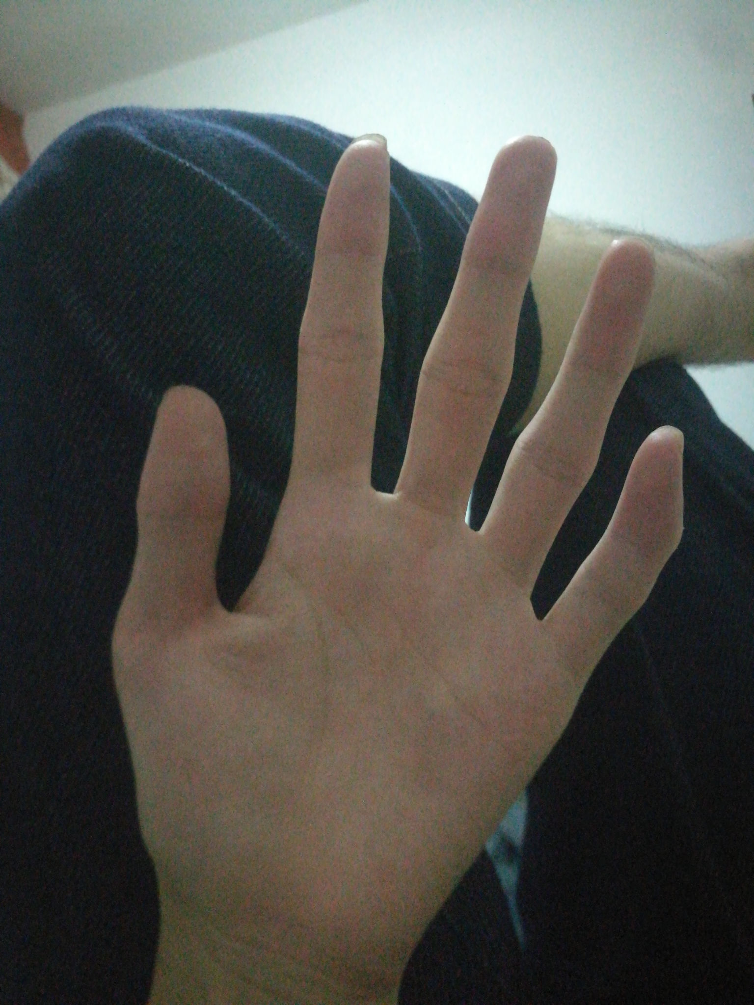 为什么小拇指是弯的? ?