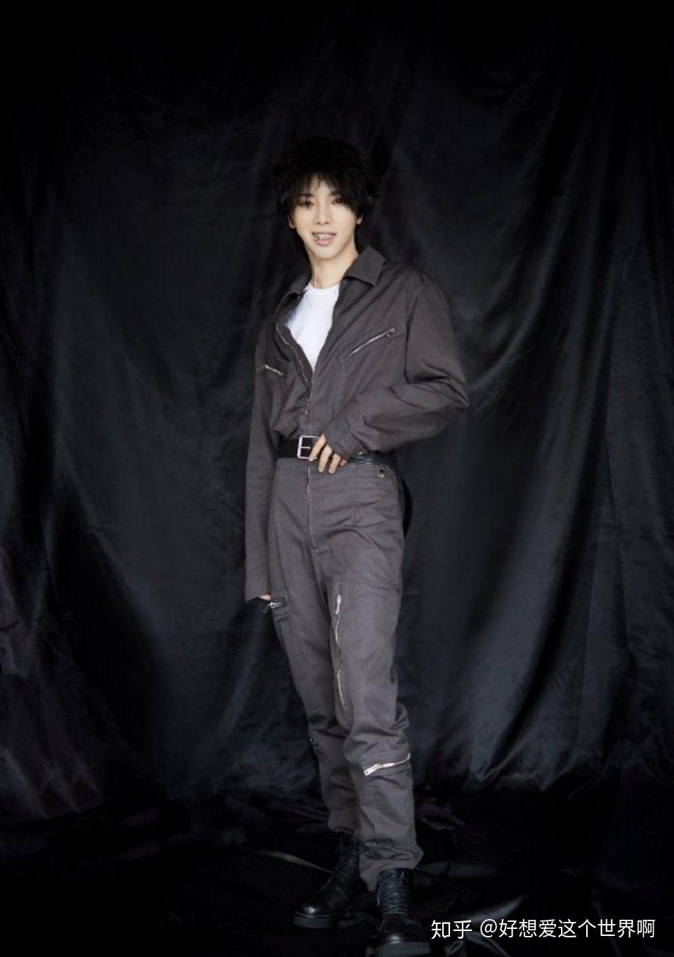 各位黑煤球球们谁有华晨宇全身照啊啊啊啊想做等身抱枕