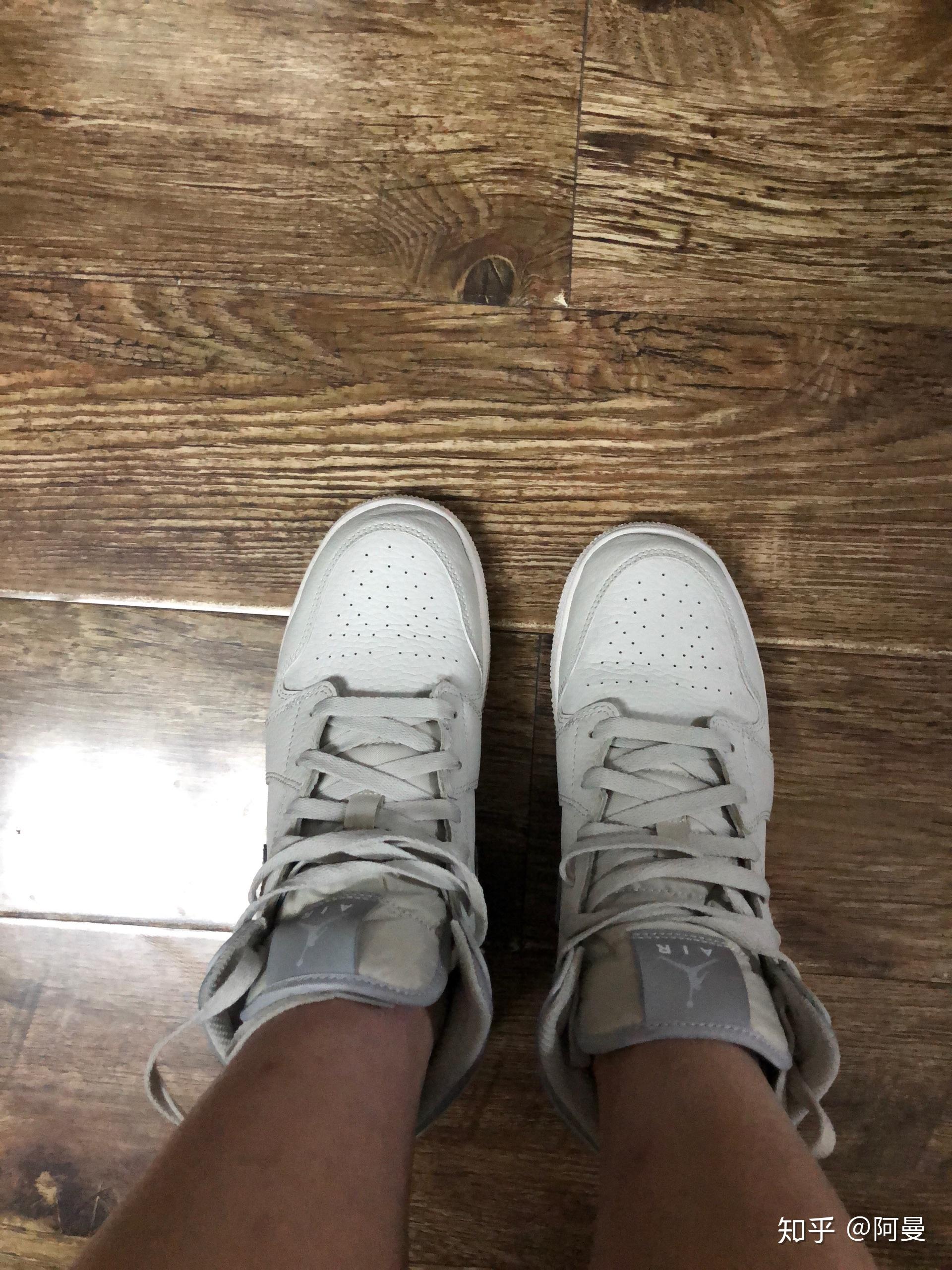 刚穿两天的aj1黑红鞋头变形