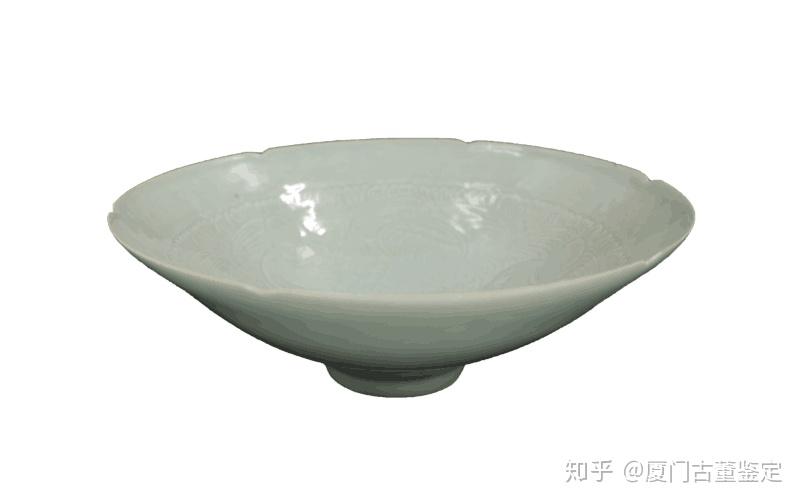 中国宋代龍泉窑葵口刻花碗、口沿有金修、 中国宋代龍泉窑葵口刻花碗、口沿有金修、