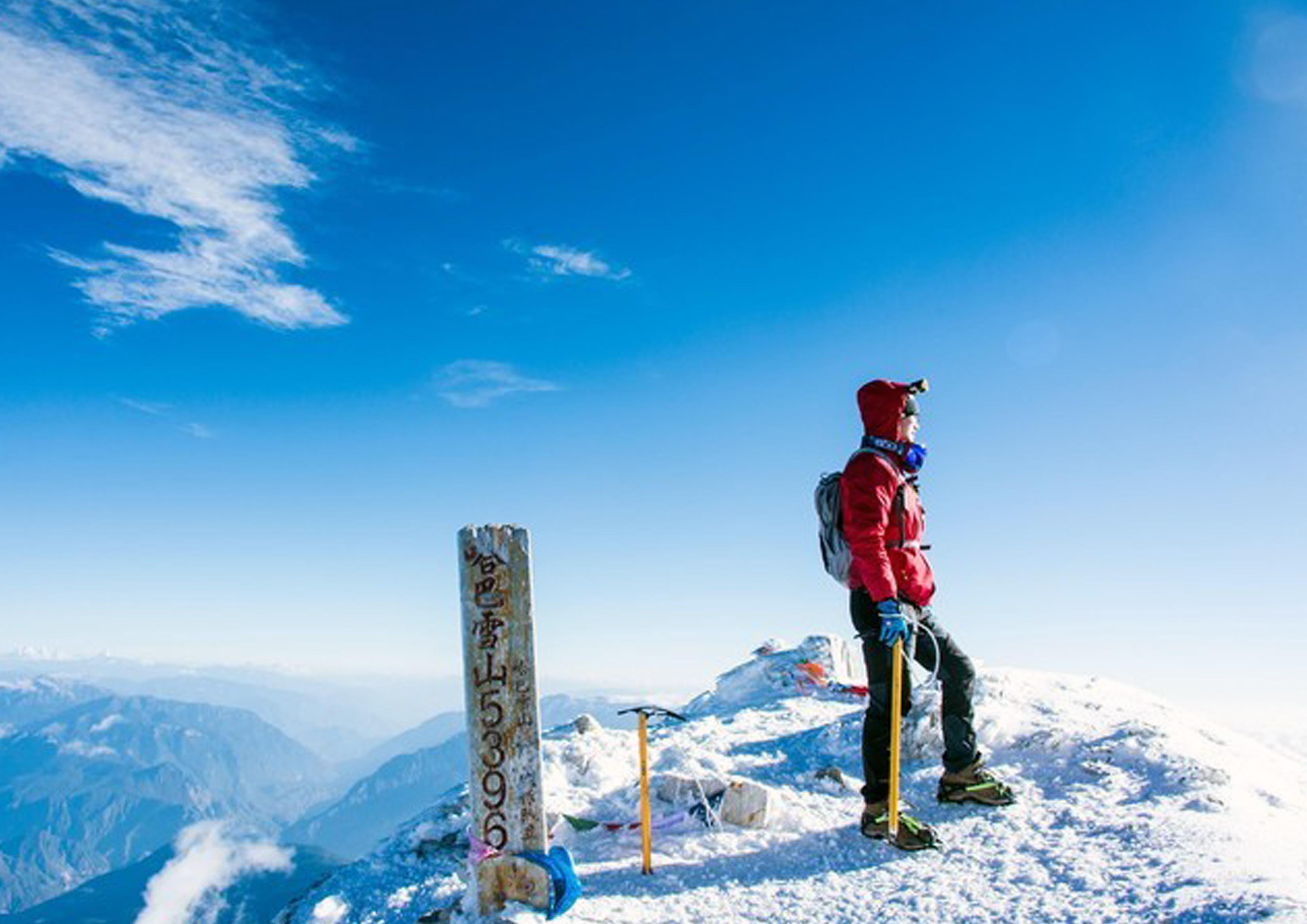 登雪山壁纸图片