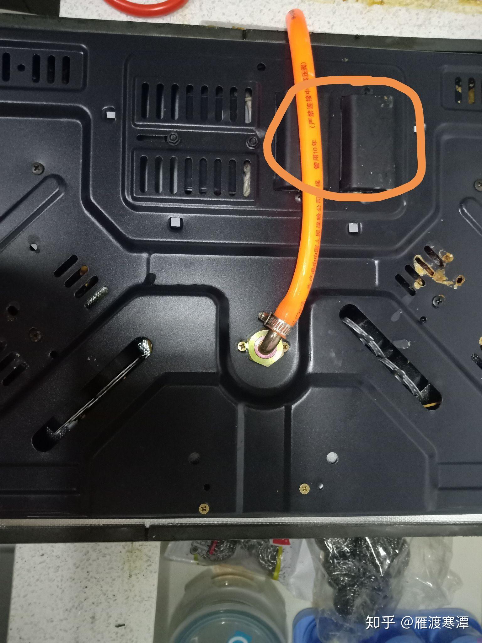 请问这个煤气灶的电池在哪里