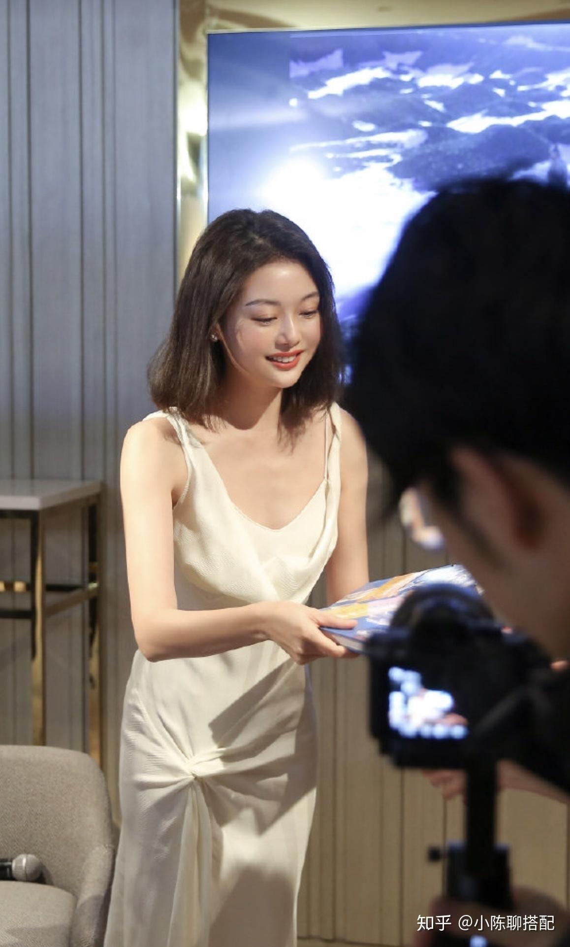 晚晚的莫兰迪色穿搭,长裙知性优雅,原来平民名媛风还能这么穿! - 知乎