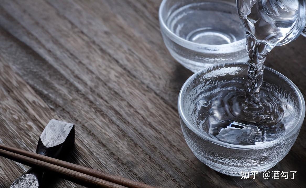 给别人倒酒时,对方“敲桌子”是什么意思?别再傻傻不知道 - 知乎
