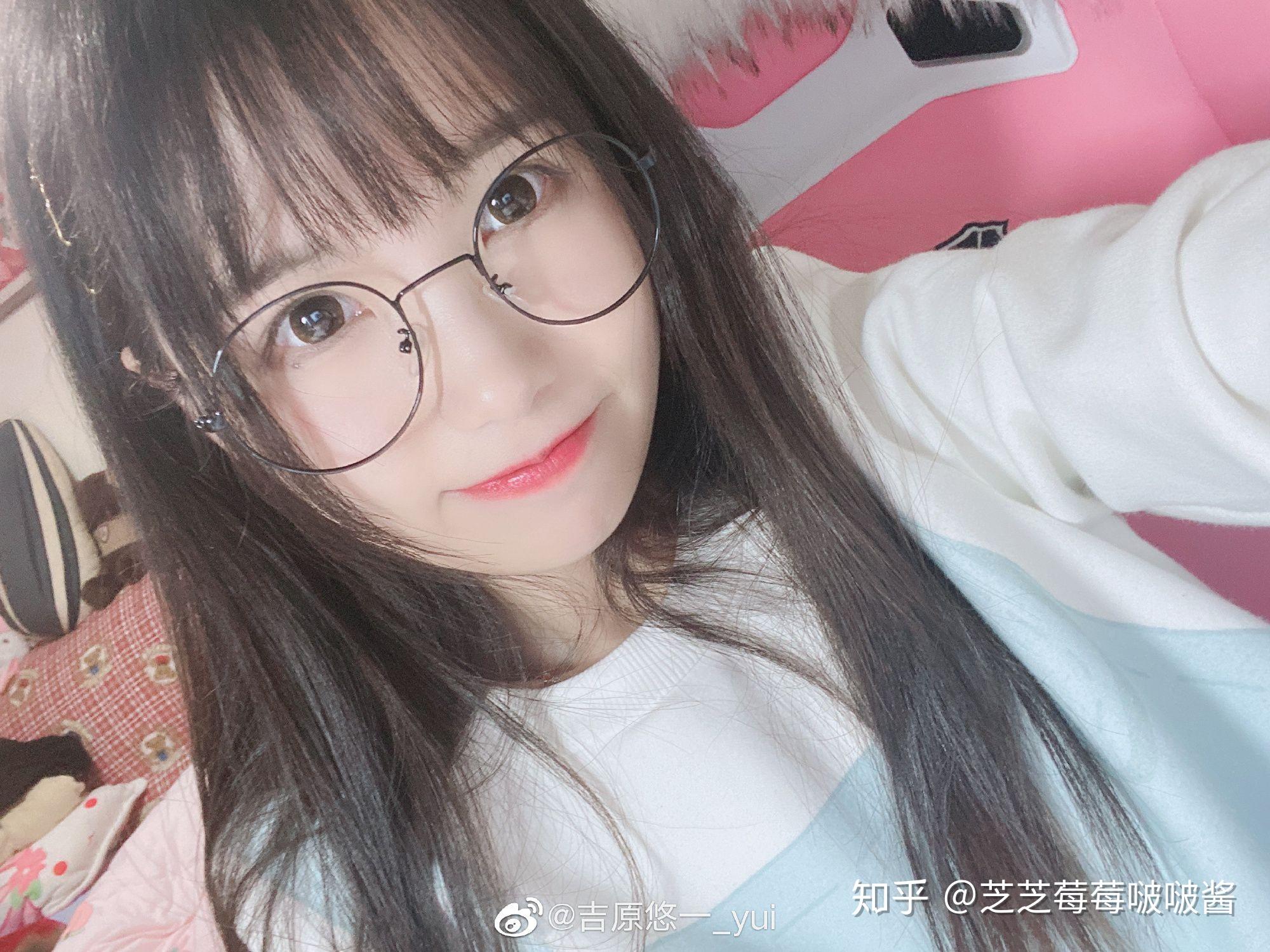 有戴眼镜留刘海还长得很好看的女孩子吗