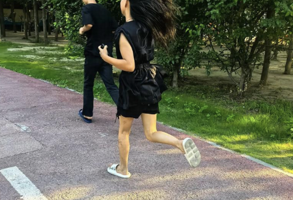 如何看待越野跑被「上坟的路都比这陡，我小时候穿拖鞋都能跑」的评论嘲讽？