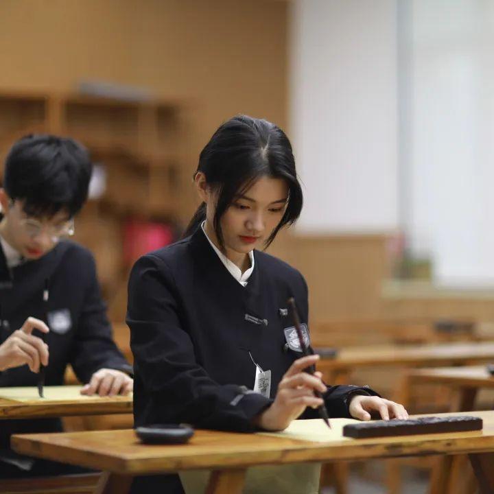 穿上就不想脱下来，这些国际学校的校服你最Pick哪一款？ - 知乎