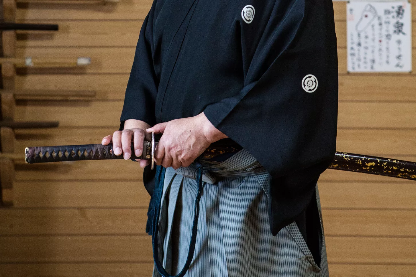 鬼灭之刃中鬼杀队是怎么佩戴日轮刀的