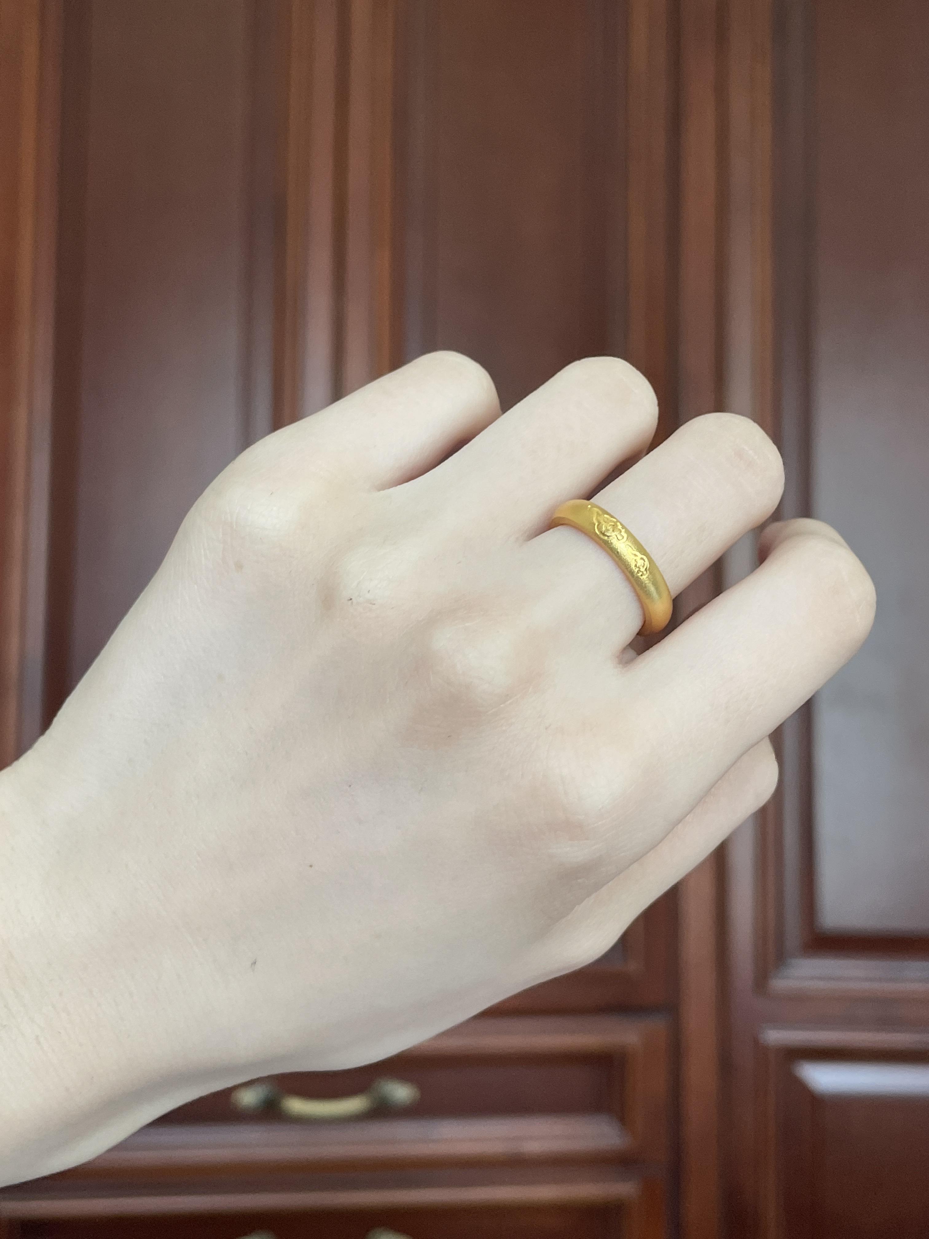 20岁女孩带金戒指会土么,如果分款式,那么这个样的土么 有没有谁知道