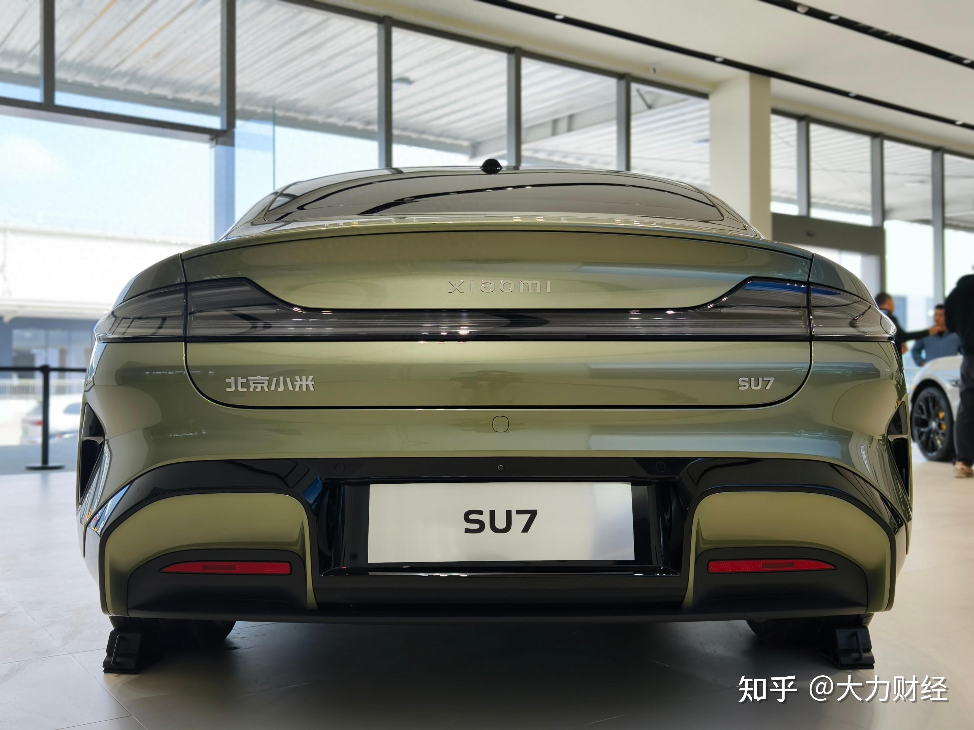 雷军:为什么把 SU7 车标,从“北京小米”改成“小米”? - 知乎
