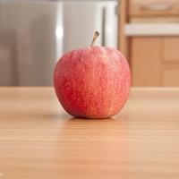 桌子上有一个苹果