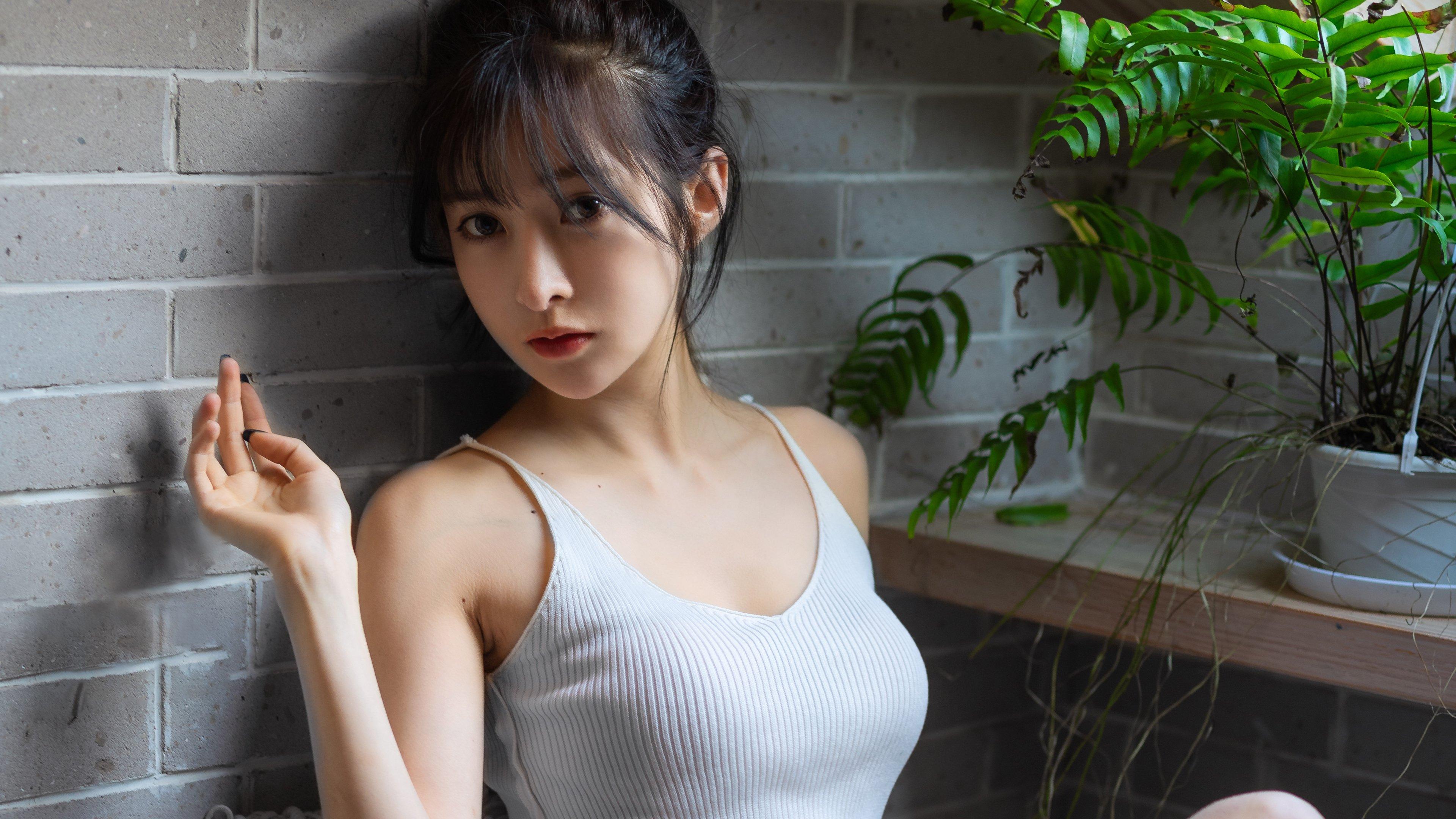 为什么现在很多女人胸部都很平? - 知乎