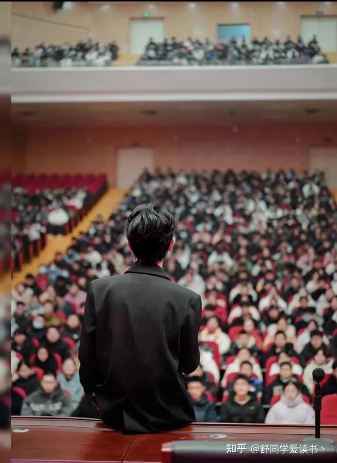 智性恋必看!石明鑫,安徽灵璧县人,为家人放弃清华北大,15岁保送中科大少年班,27岁成为多家公司CEO,最近正忙着综艺和品牌服装