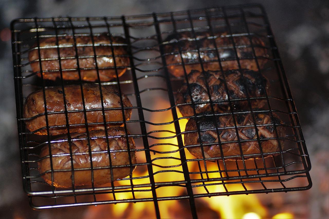 2. 精致剪裁敬酒裙