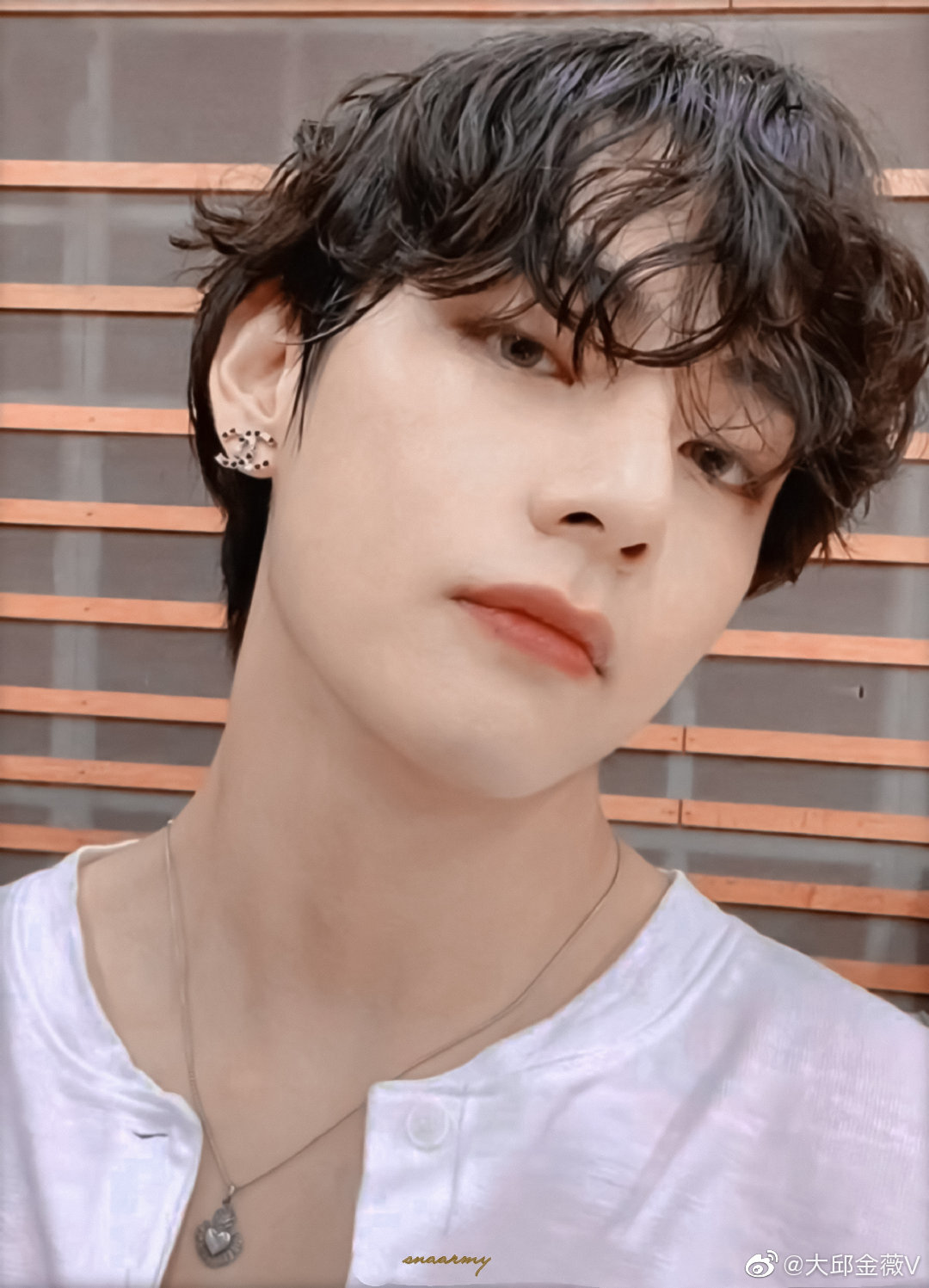 现在防弹少年团的金泰亨发腮了影响颜值 也或许是发型的原因 反正大家
