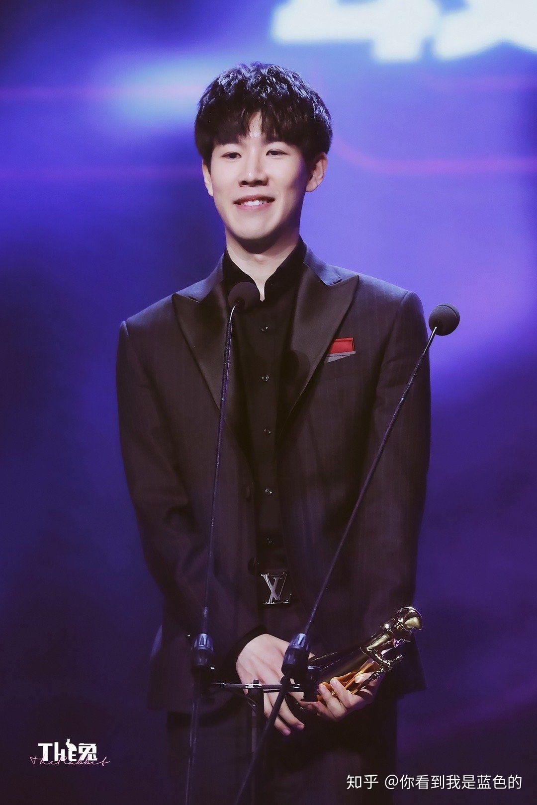 有没有大佬有theshy超帅的照片啊