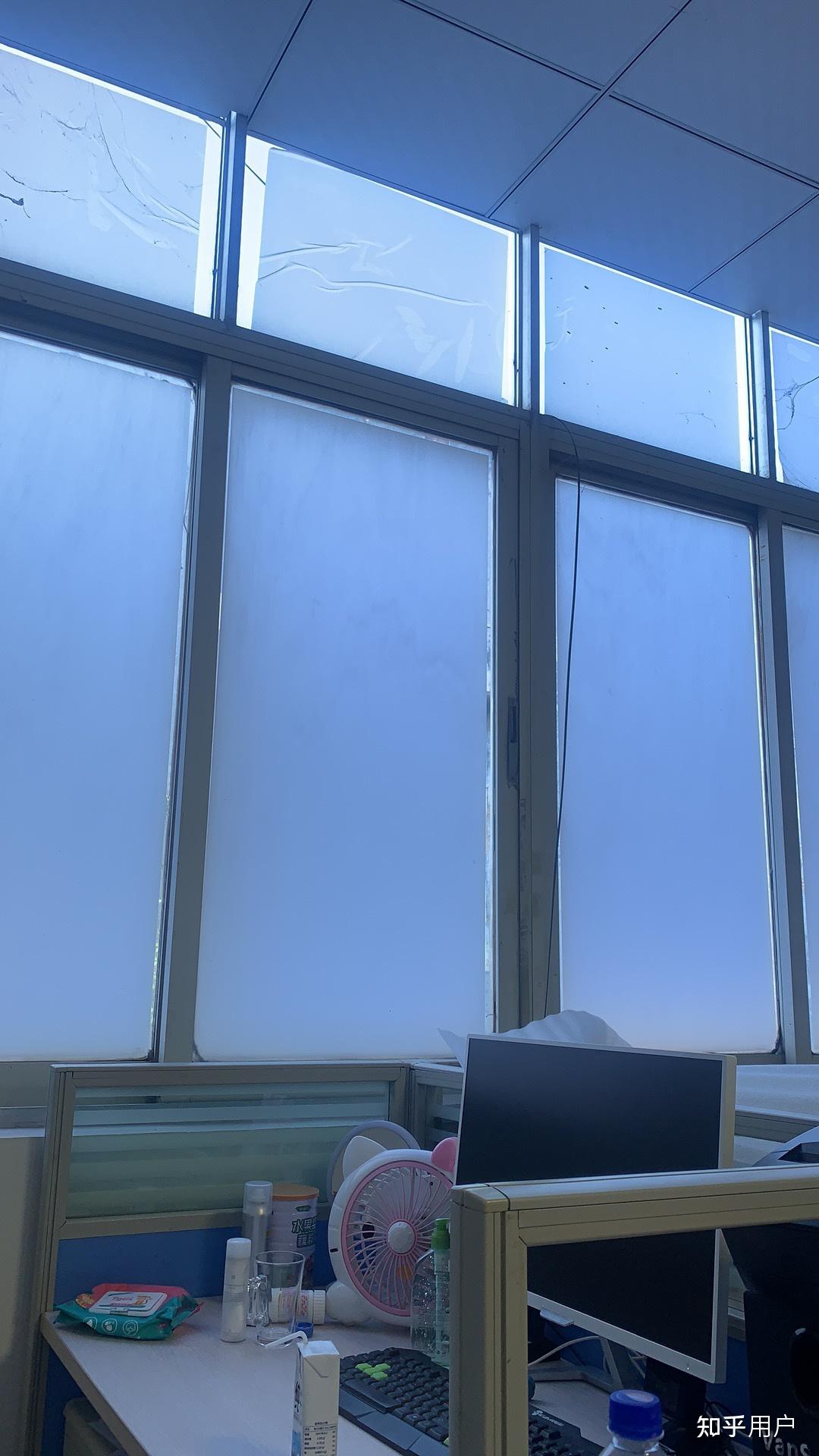 都说蓝光对视力不好,那自然光透过蓝色窗户玻璃看到的是蓝色的光,这个