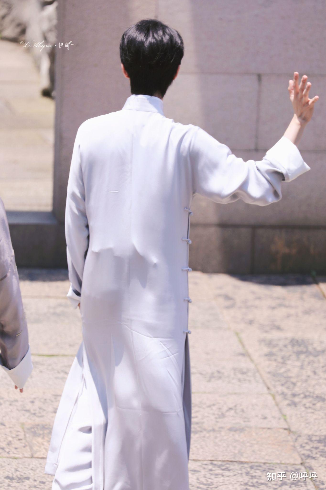 有没有贺峻霖背影图? - 知乎