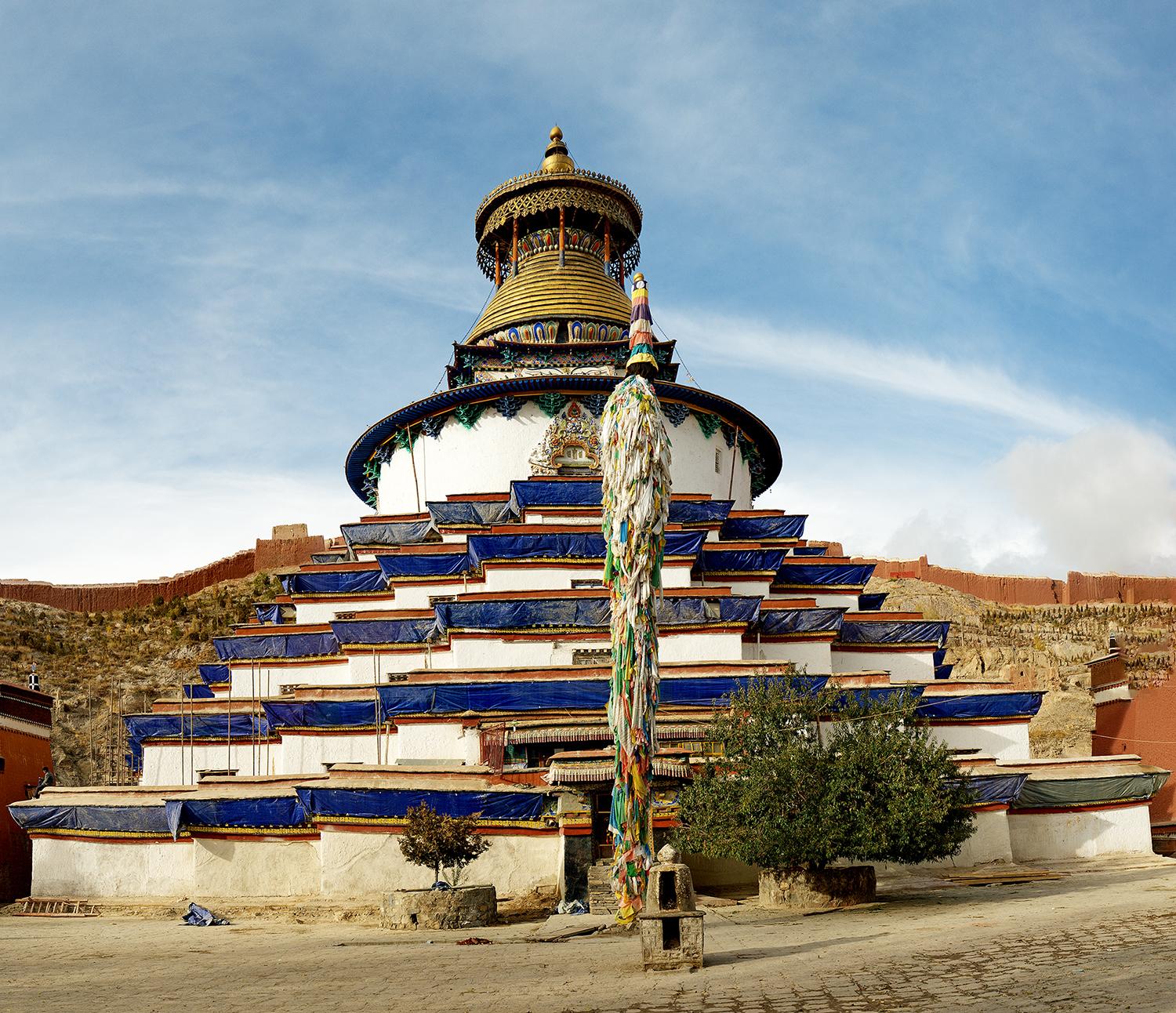 西藏林芝喇嘛林寺，一座被鲜花簇拥的寺庙，尼姑和喇嘛在同一经堂诵经