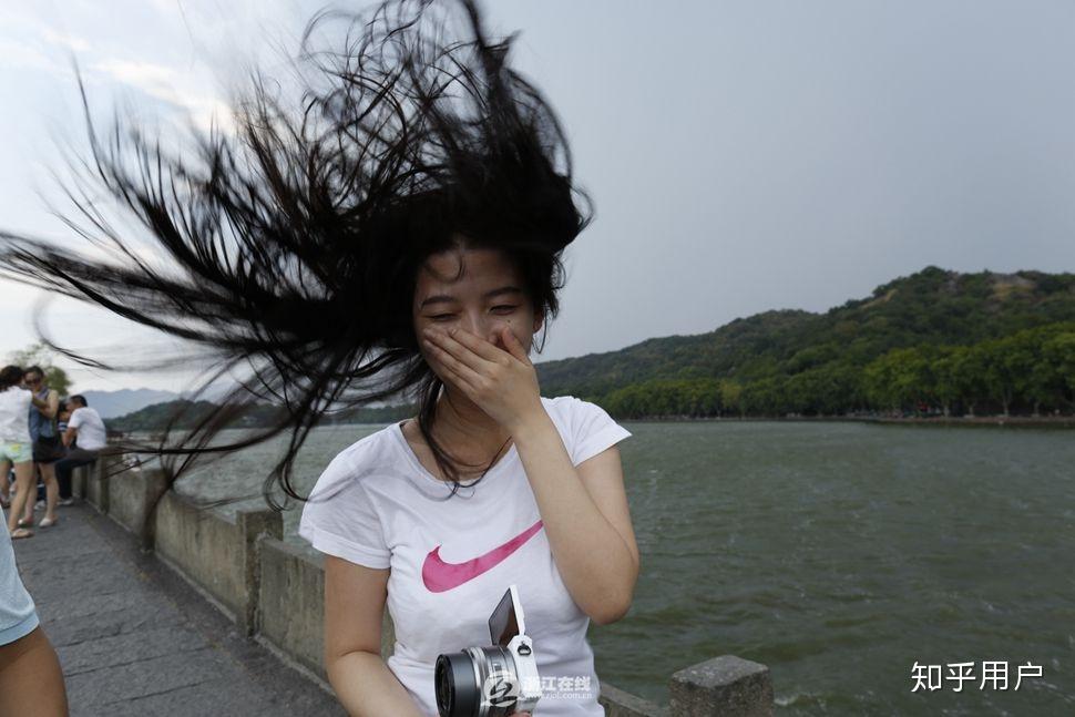 如何让头发在风中塑造一种凌乱的美