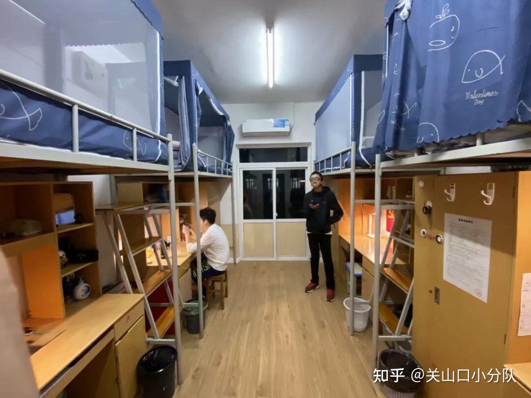 武汉科技大学的宿舍条件如何?校区内有哪些生活设施? 