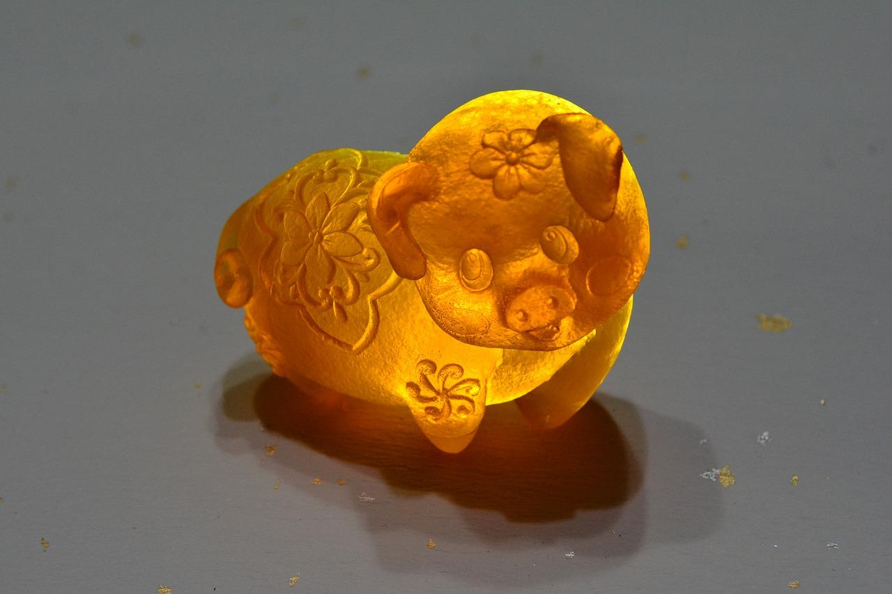 欢声笑语满街头，共赏花灯庆佳节