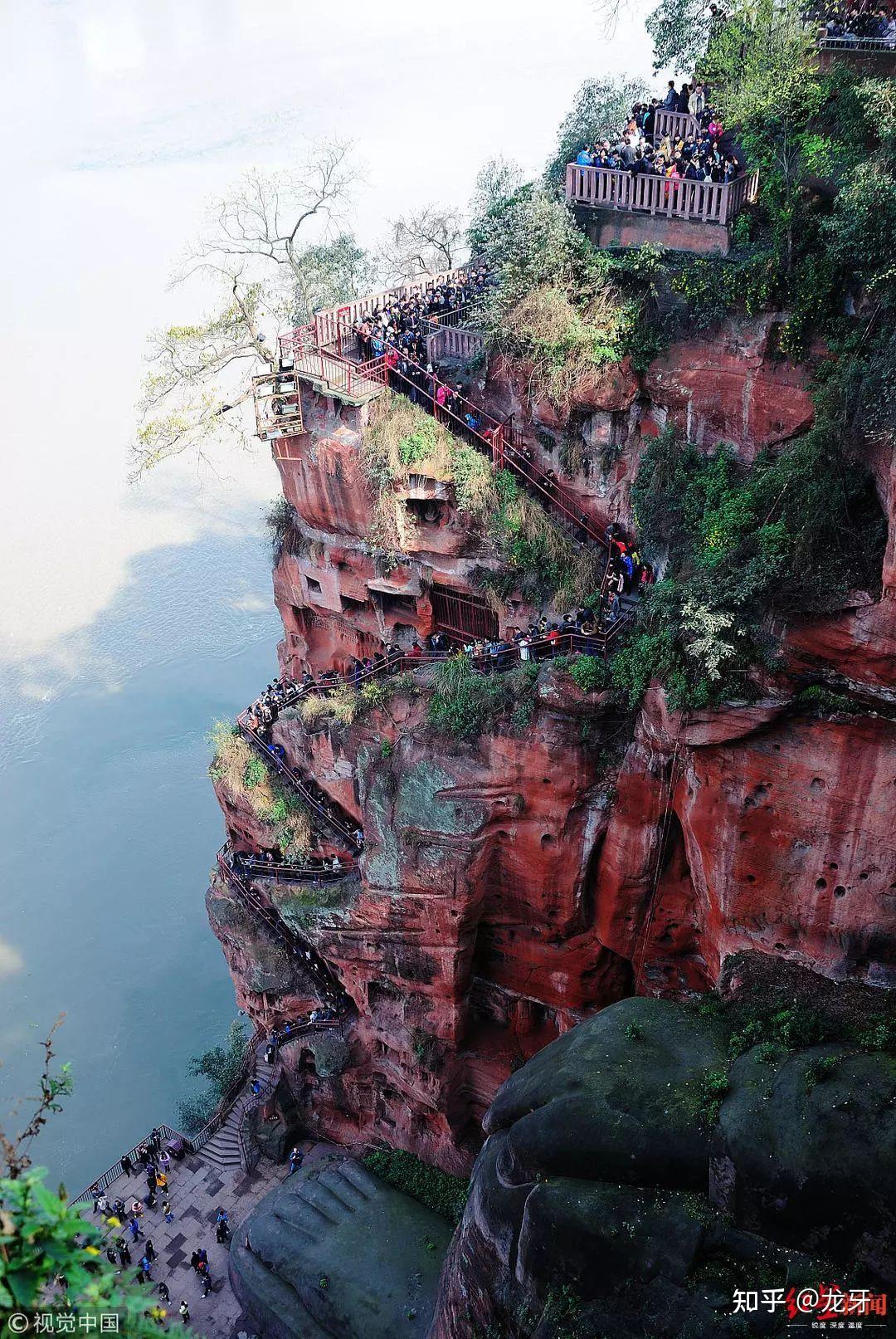 男子翻越围栏爬上乐山大佛头顶小便景区警方正为其做精神鉴定如何评价