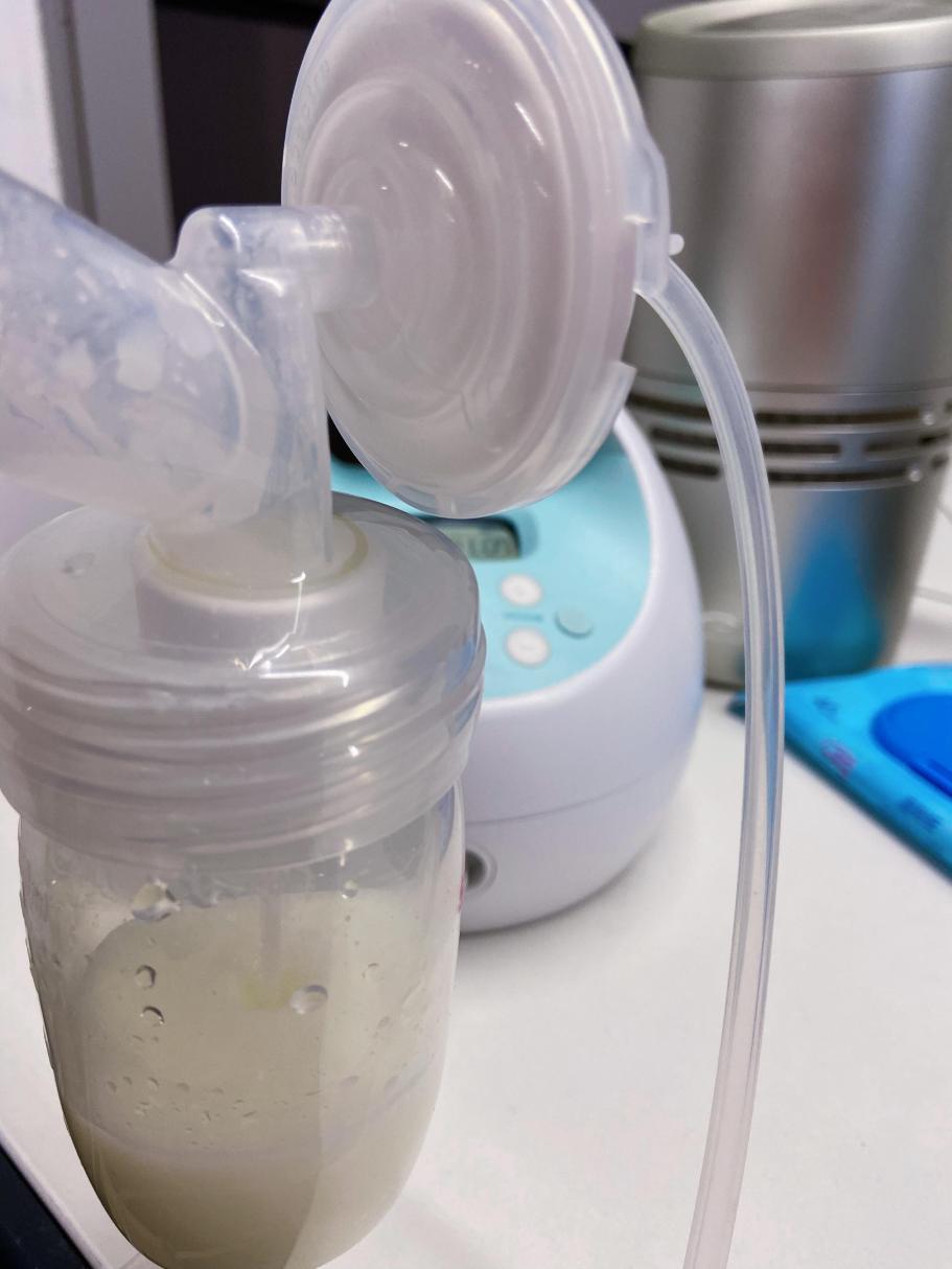 母乳喂养用吸奶器吸出来奶瓶喂和宝妈亲喂有什么区别