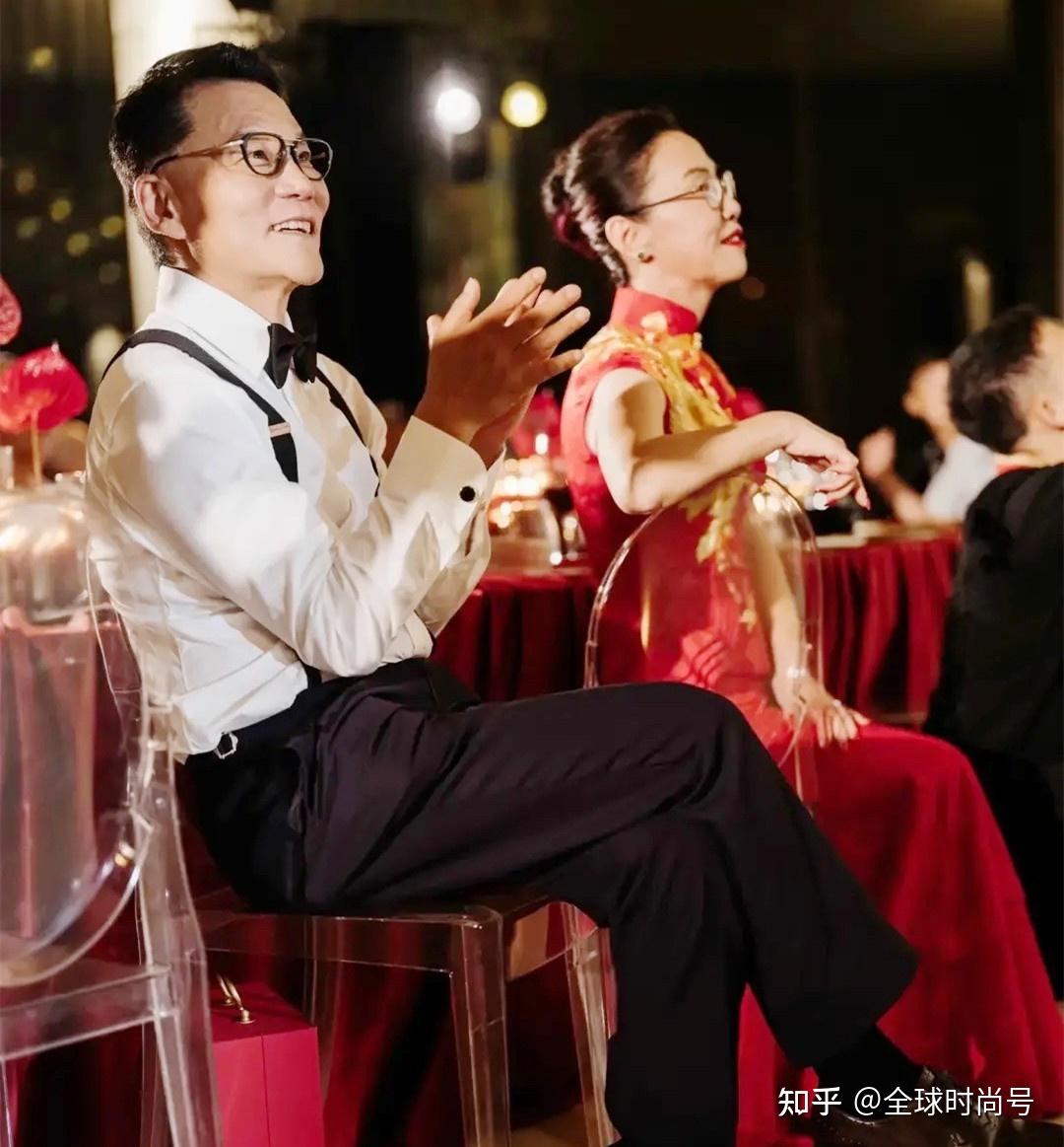 李国庆德国度蜜月,三婚张丹红七天换六装挺勤,红指甲绿衬衫抢镜 - 知乎