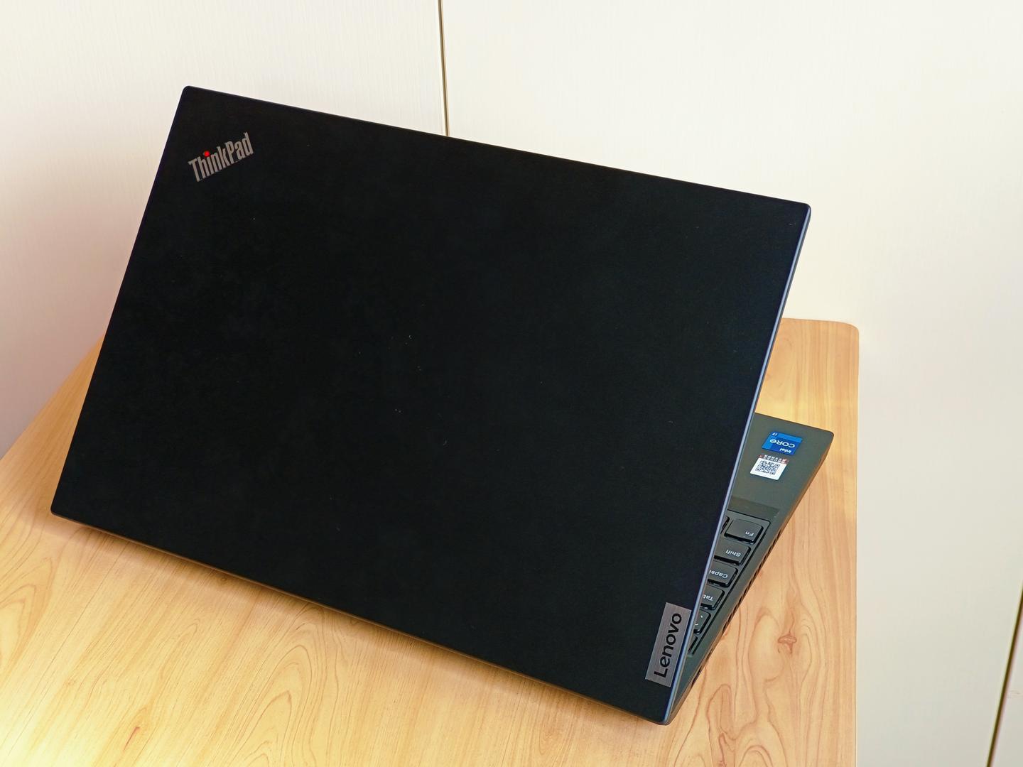 ThinkPad P15v：专业移动工作站，表现如何？