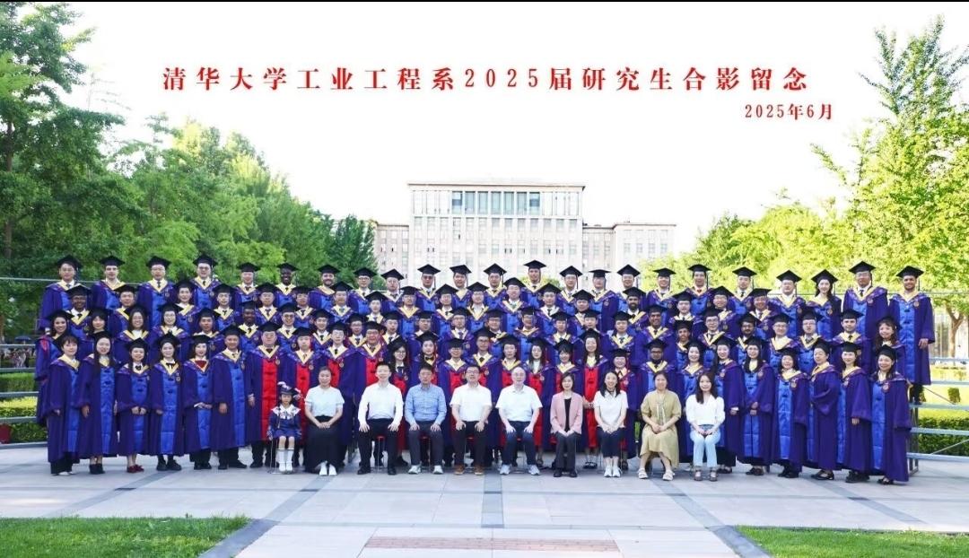 清华一院系两届毕业照首排现同一孩童被质疑，相关合影已删除，如何看待该安排？高校毕业照带孩子出席合适吗？