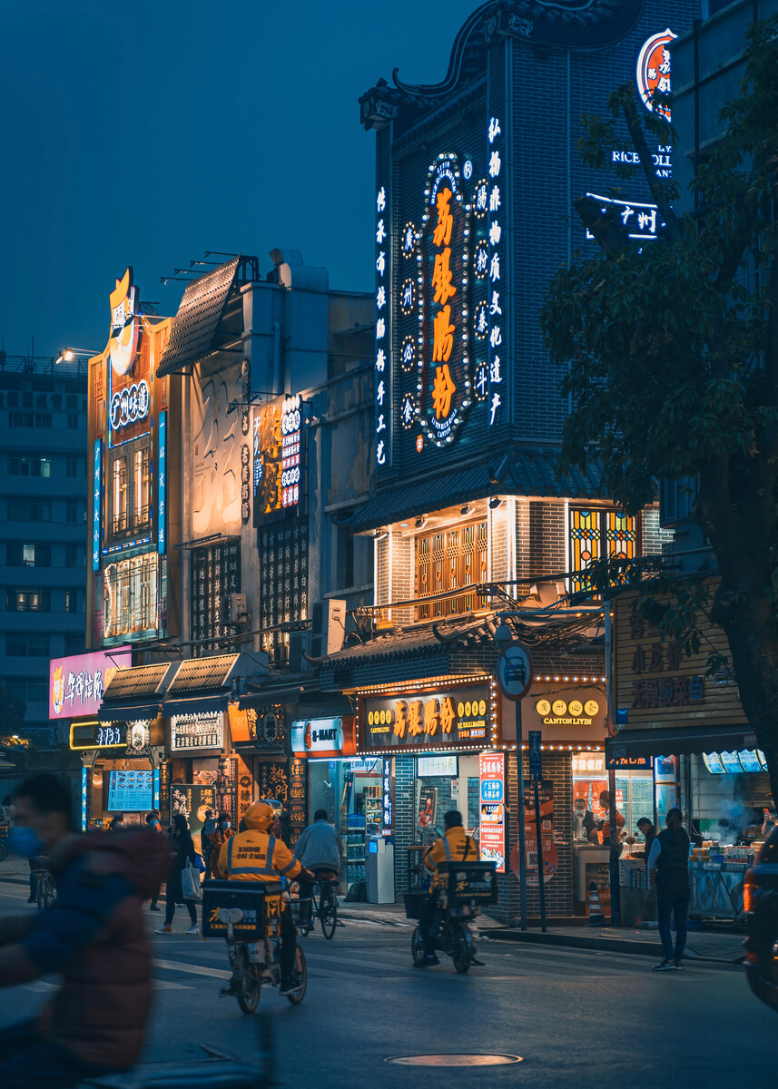 在广州,有最美骑楼老街的大概要算恩宁路了.