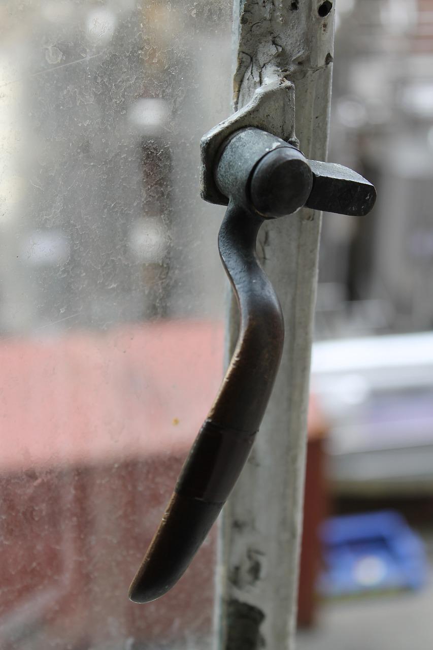 2. 闭门器调节技巧