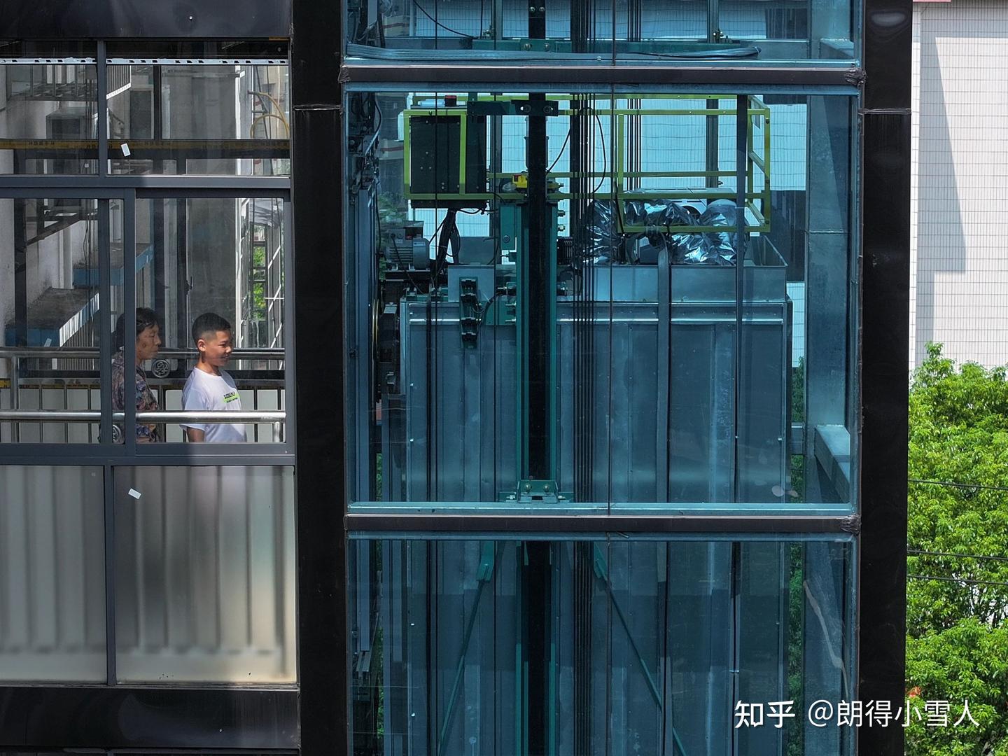 为什么电梯轿厢必须装电梯专用空调?别再用家用改装机踩坑